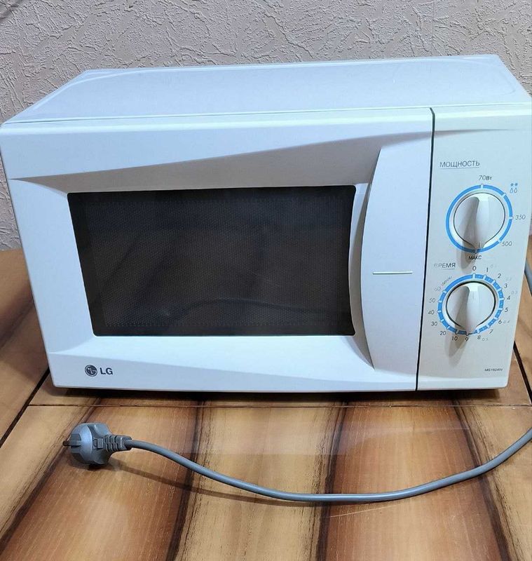 Продаётся микроволновая печь LG .