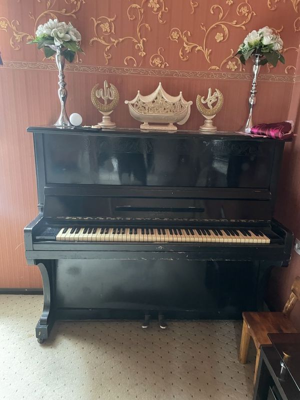 Pianino sotiladi hamma klavishlari ishlidi holati ortancha