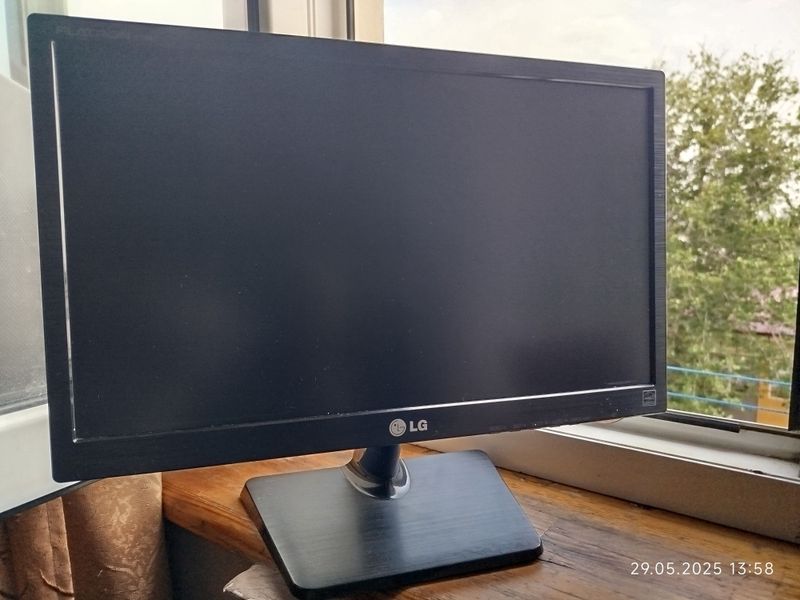 Монитор LG Flatron E1942 — 18.5", VGA Монитор LG Flatron E1942 — 18.5", VGA