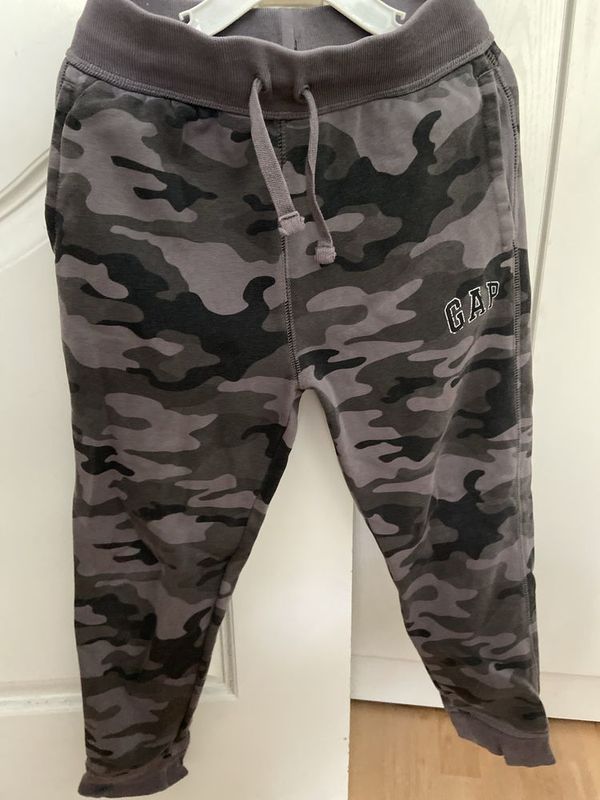 Штаны Gap с военным принтом Штаны Gap с военным принтом