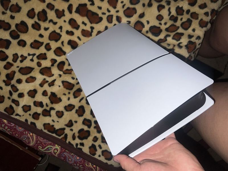 Playstation5 slim/ 400$/17 ta uyin srocna pul kere shu ucun sotyabman Playstation5 slim/ 400$/17 ta uyin srocna pul kere shu ucun sotyabman