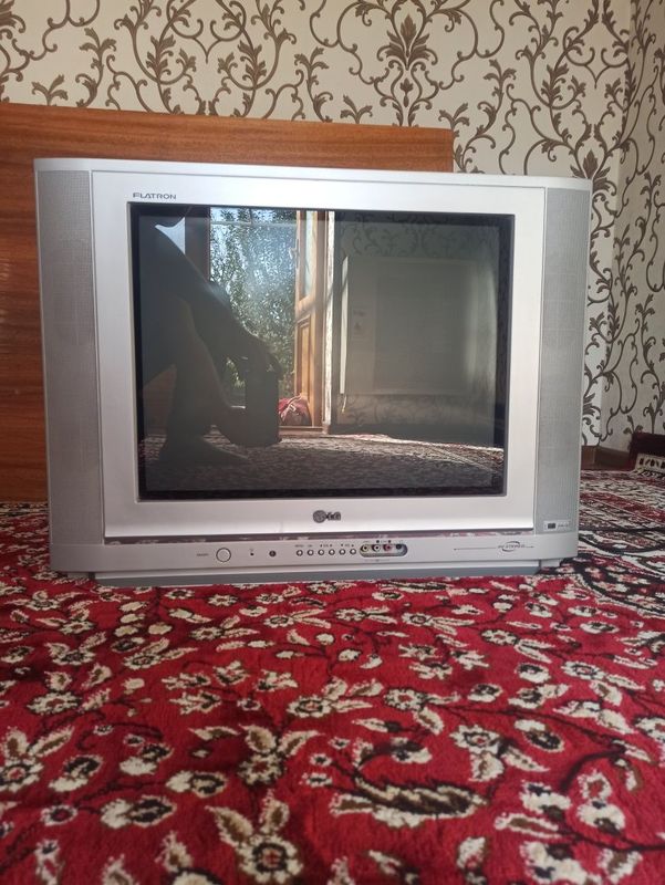 Telvizor sotiladi xolati ishlashi zòr aybi yòq toza Telvizor sotiladi xolati ishlashi zòr aybi yòq toza