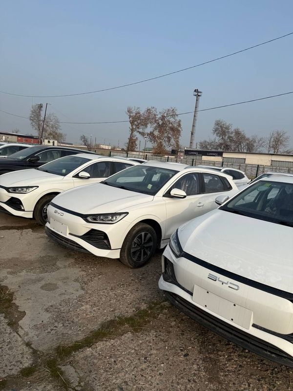 BYD e2 luxury oq rangli Toshkenda tayyor. Avtosalonimiz tomonidan 3yil