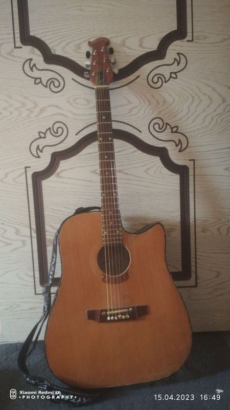 Gitara sotiladi akustika