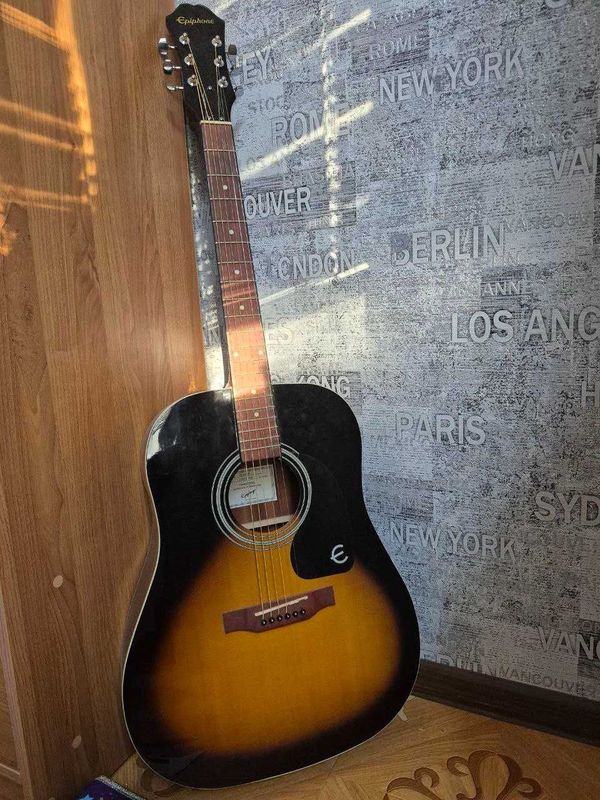 Акустическая гитара Epiphone отремонтированная, для новичков Акустическая гитара Epiphone отремонтированная, для новичков