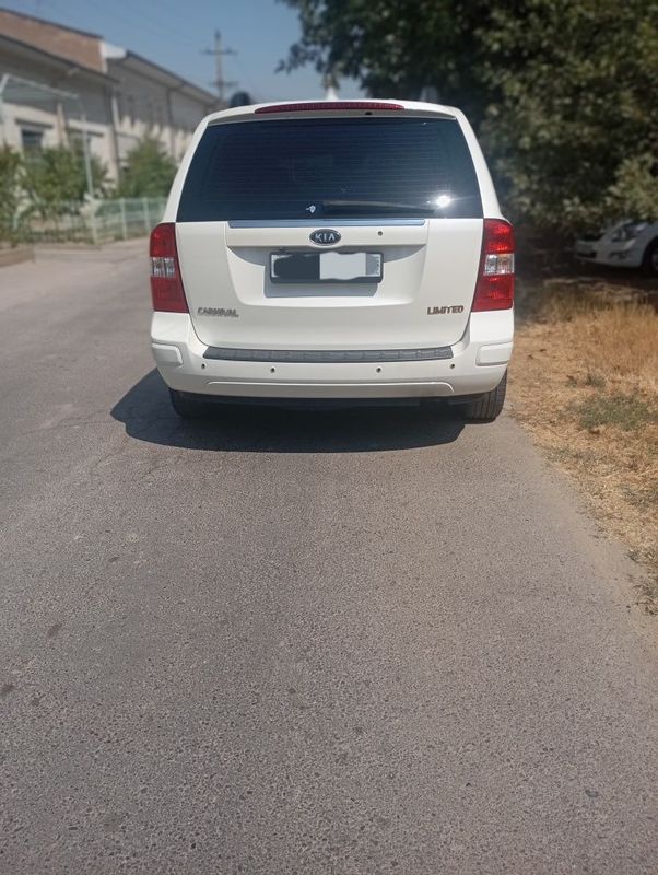 Продаёт Kia Carnival 2006