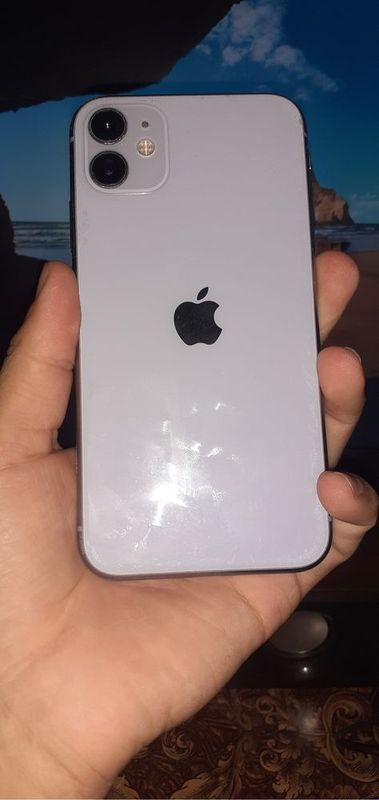 iPhone 11 holati yaxshi srochni sotiladi.
