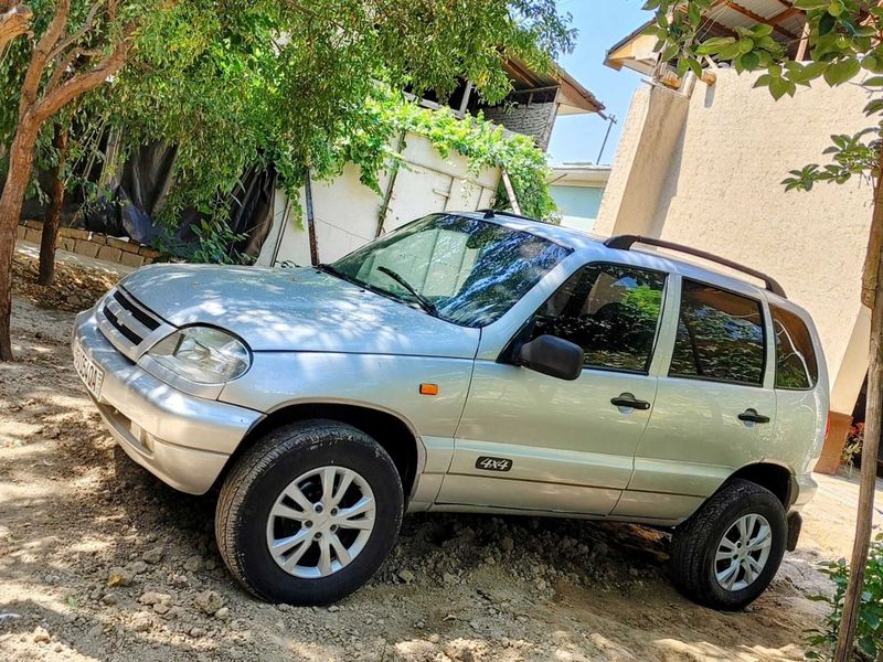 niva chevrolet 4x4 sotiladi