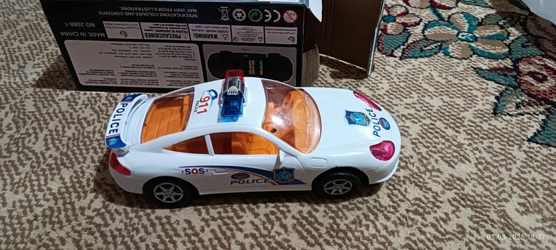 Машина игрушечная с батарейками Машина игрушечная с батарейками
