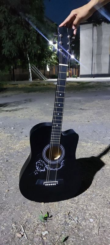 Gitara sotiladi 1ta
