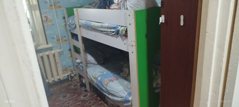 Продам 2х ярусную кровать в нормальном состоянии. Продам 2х ярусную кровать в нормальном состоянии.
