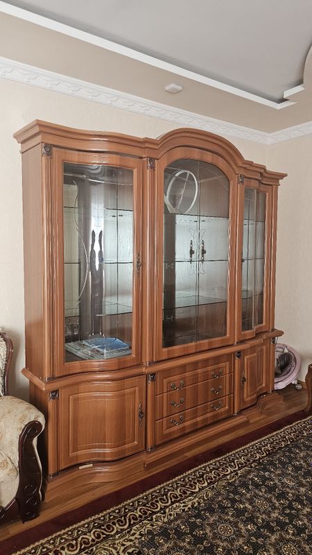 Сервант почти новый Сервант почти новый