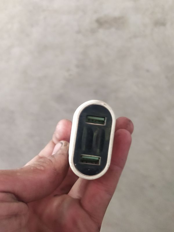 zaryadnik ikki joylik volt korsatgichlik zaryadnik ikki joylik volt korsatgichlik