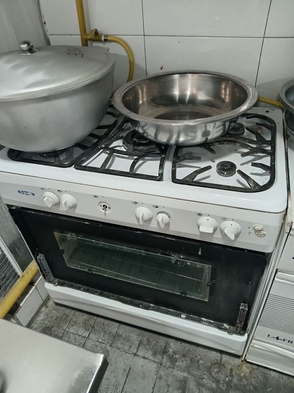 Gaz plita srochno sotiladi