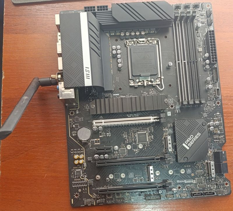 MSI Z690 Pro WiFi ddr5! Yaxshi holatda! MSI Z690 Pro WiFi ddr5! Yaxshi holatda!