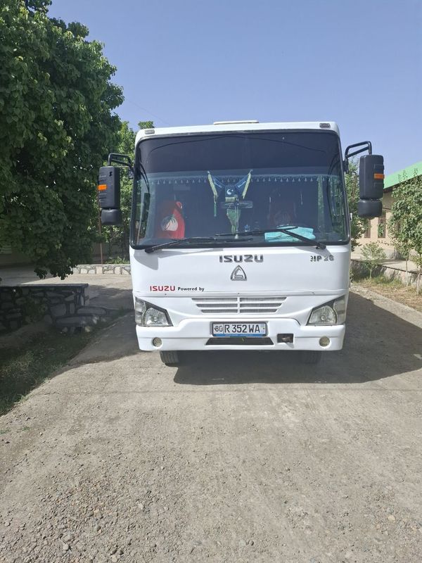 Isuzu avtobus sotiladi