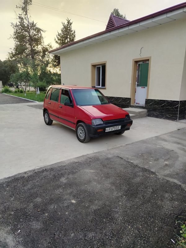 Продаю машину модель тико 1996 года цввет красный