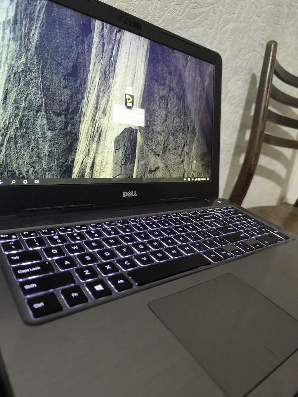 Срочно ноутбук Сотилади Dell//i7//8Gb Ozu// 4Gb видеокарта