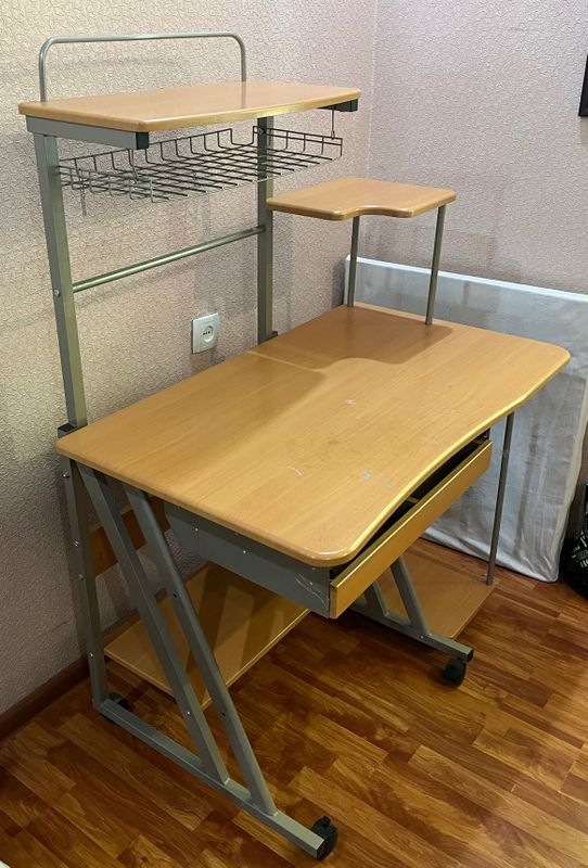 Стол письменный и компьютерный Стол письменный и компьютерный
