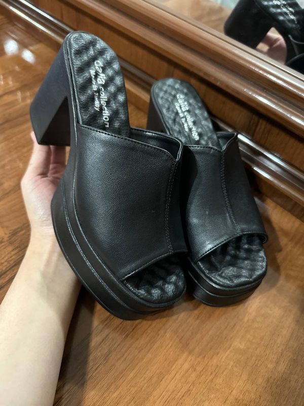 Ayollar oyoq kiyimi