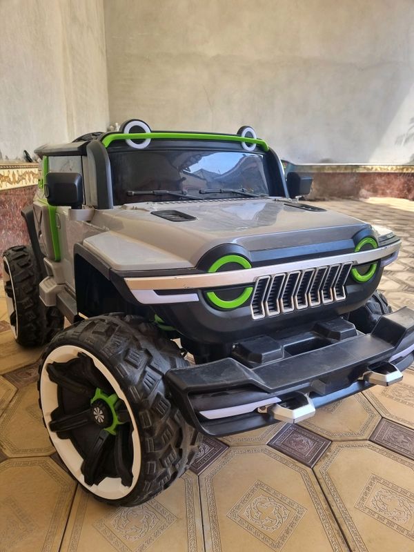 KATTA JEEP bolalar mashinasi holati a'lo.