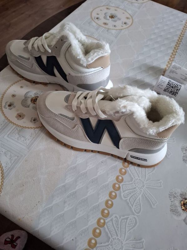 новые кроссовки врутри с мехом