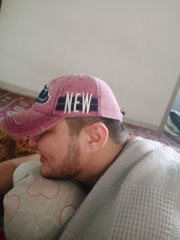 Kepka soʻtiladi ozroq kiyilgan