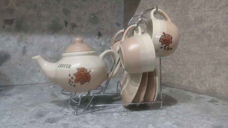 Новый чайный/кофейный сервиз с чайником и чашками Новый чайный/кофейный сервиз с чайником и чашками