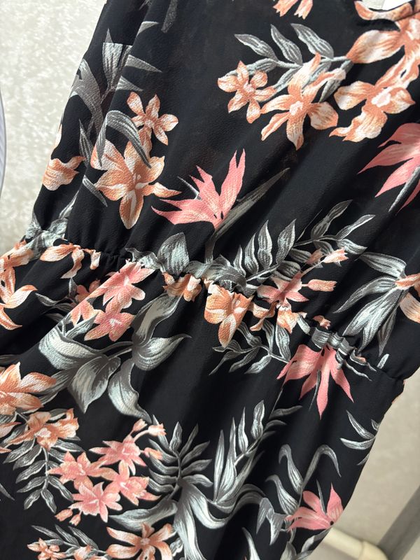 Платье в цветочек H&M Платье в цветочек H&M