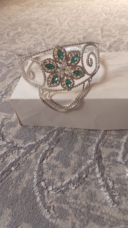 Kelinlarimiz uchun diadema chroyli va nafis ishlangan