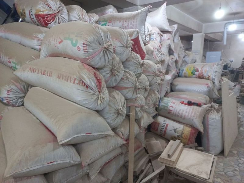 Apilka sotiladi. Qopi 10000 dan Apilka sotiladi. Qopi 10000 dan