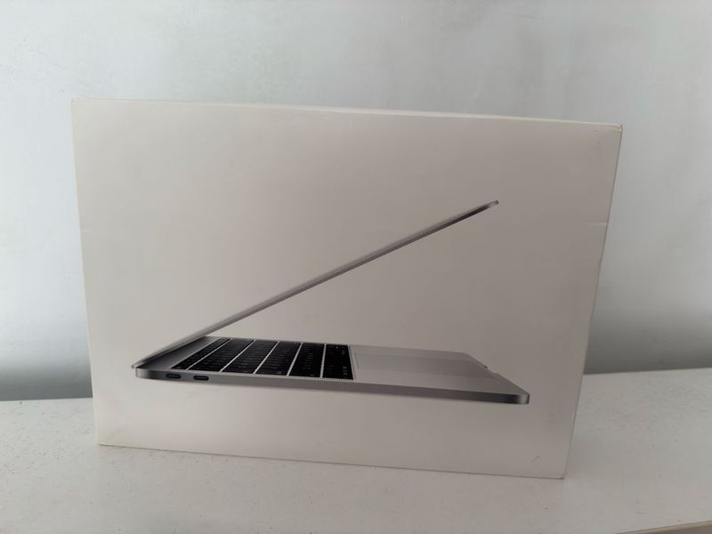 Macbook Pro 2017/i5/8/128/full box Macbook Pro 2017/i5/8/128/full box