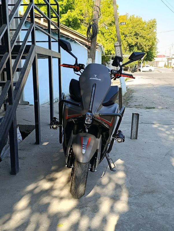 Skuter moto Yangicha dizayin va binzin bilan yuradi Skuter moto Yangicha dizayin va binzin bilan yuradi