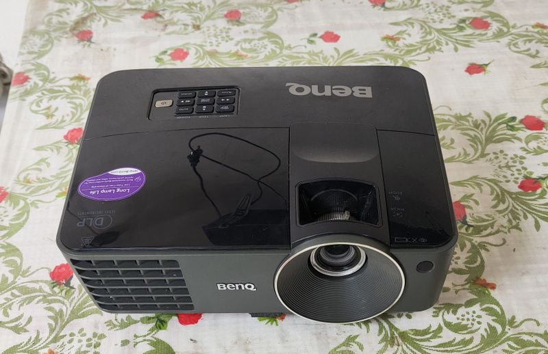Проектор BENQ б/у в отличном состоянии Проектор BENQ б/у в отличном состоянии