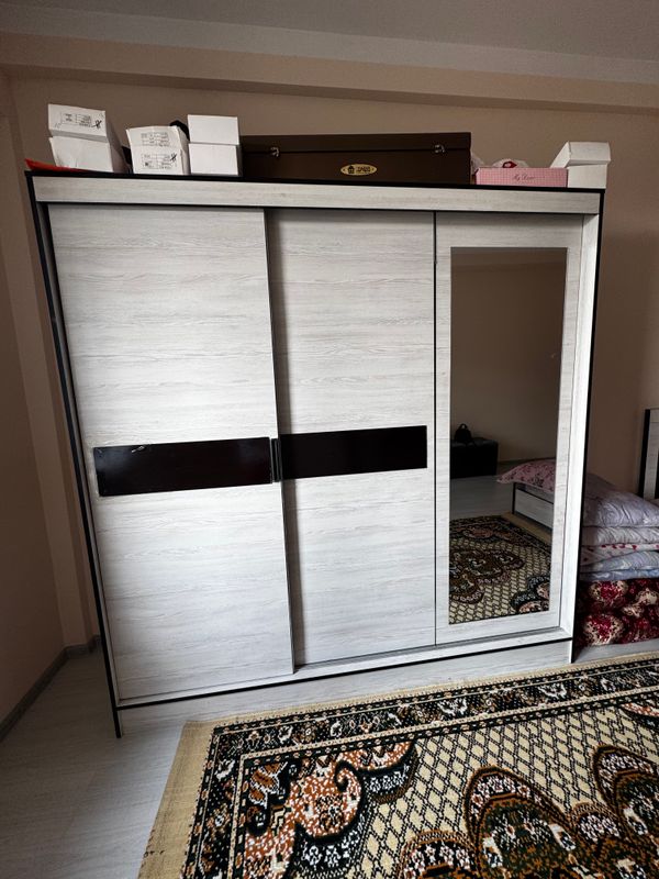 Spalni oyna truma shkof kamplekt sotiladi Spalni oyna truma shkof kamplekt sotiladi