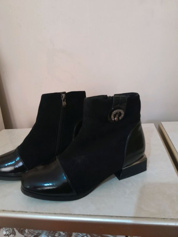 Qora zamishli ixchamgina etik Qora zamishli ixchamgina etik