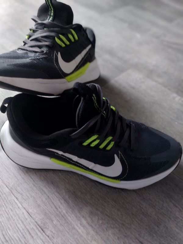 Кроссовки Nike (Китай) 1 сезон кийилган сотилади Кроссовки Nike (Китай) 1 сезон кийилган сотилади