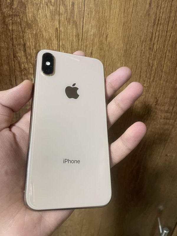 Iphone xs gold.