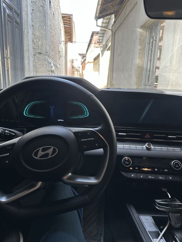 Хундай Elantra. 2023. Хундай Elantra. 2023.