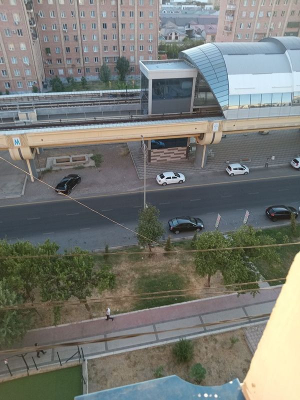 Sheriklikga oqiydigan va ishliydigan o'g'il bolalarni qoyamiz