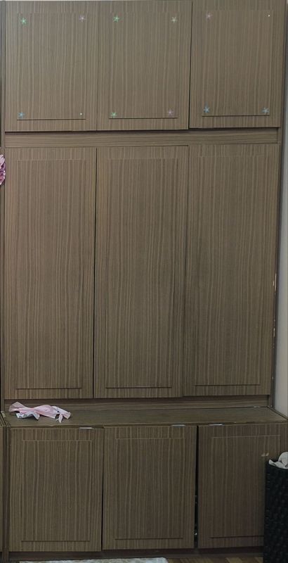Стенка в зал б/у. в хорошем состоянии. 3м на 2м, делиться на 3 части. Стенка в зал б/у. в хорошем состоянии. 3м на 2м, делиться на 3 части.