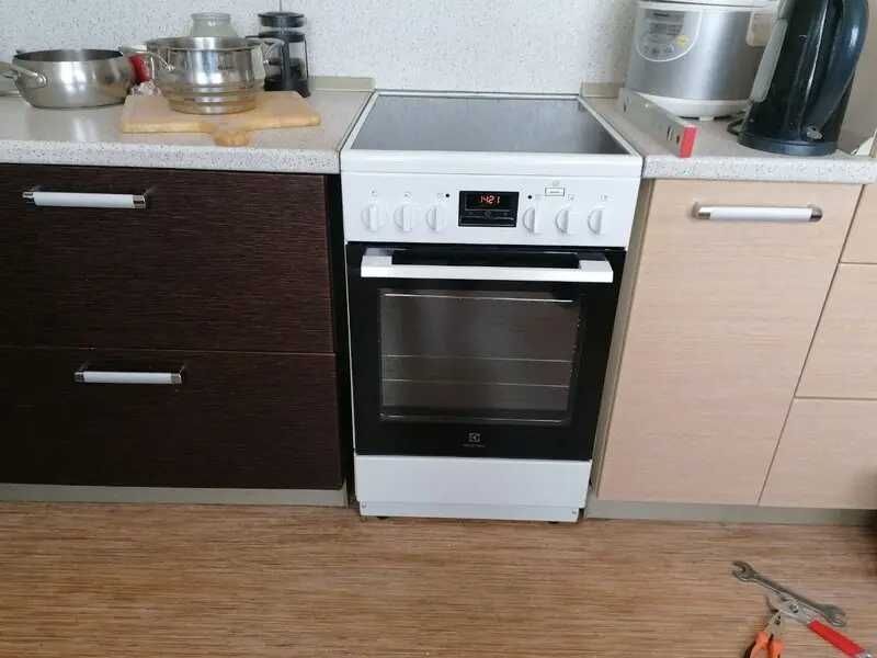 Электрическая плита Electrolux RKR560201W белый Румыния