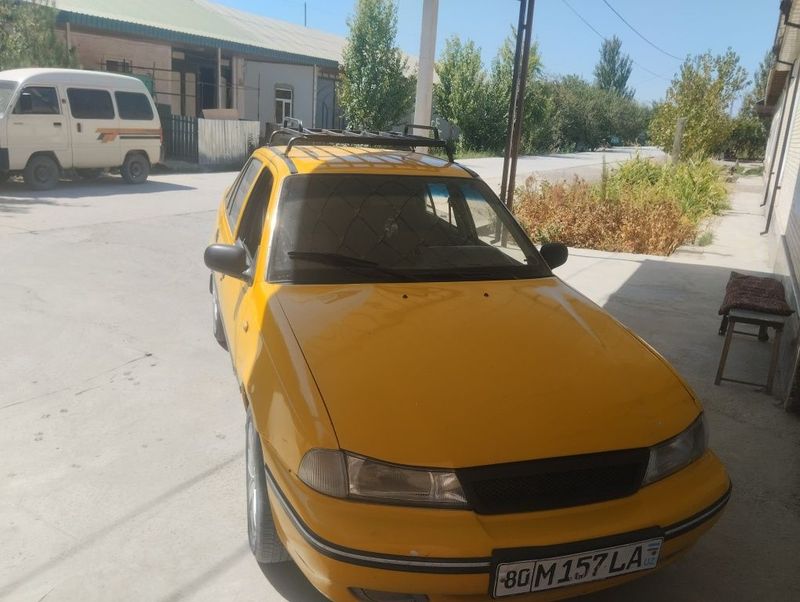 Yaxwi mashina eshiklar kinopishni pult qoyilgan mejigar
