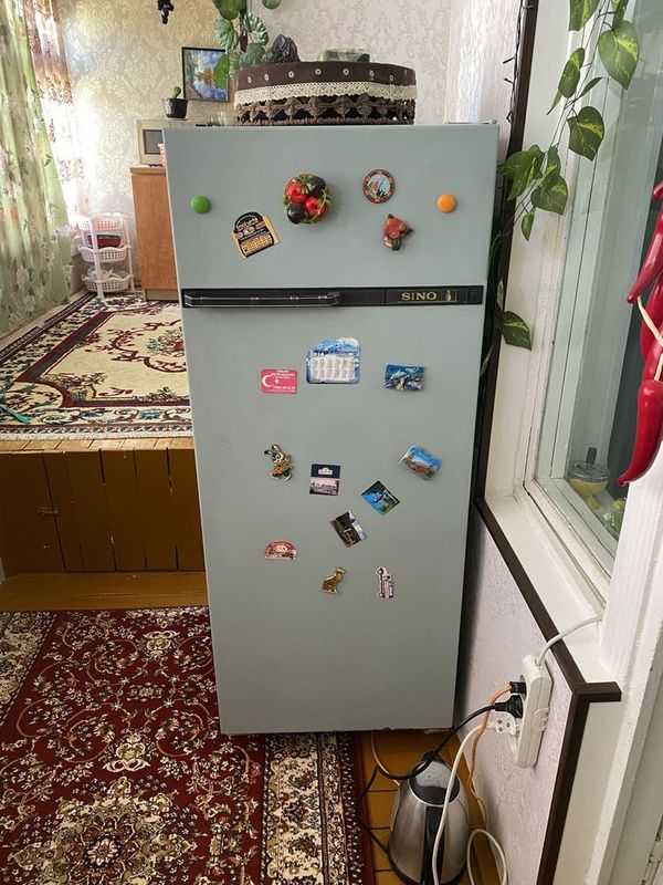 Холодильник двухкамерный продаётся Холодильник двухкамерный продаётся