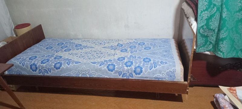 Eski sfatli yogochdan shkaf karavat kreslo oyna Eski sfatli yogochdan shkaf karavat kreslo oyna