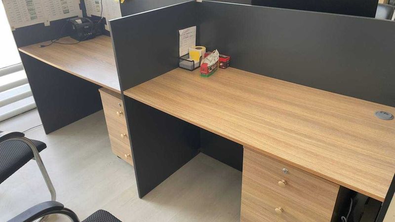 Ofis uchun bo'lmali mebel stol Ofis uchun bo'lmali mebel stol
