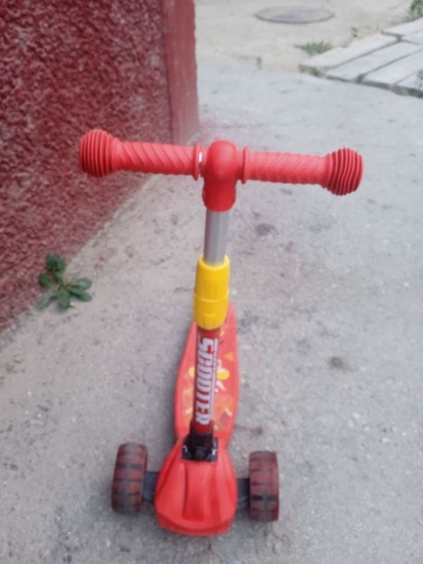 Самокат красный