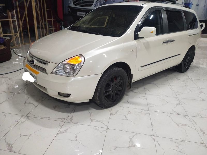 Kia carnival moshina sotiladi