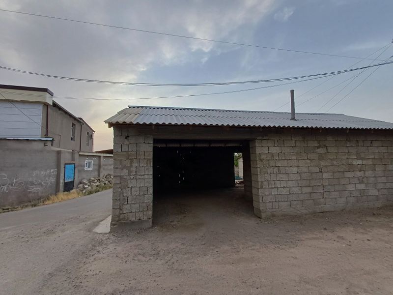 Hovli uy sotiladi 3,5 sotix 2 ta xona 1 ta kalidor. Hovli uy sotiladi 3,5 sotix 2 ta xona 1 ta kalidor.