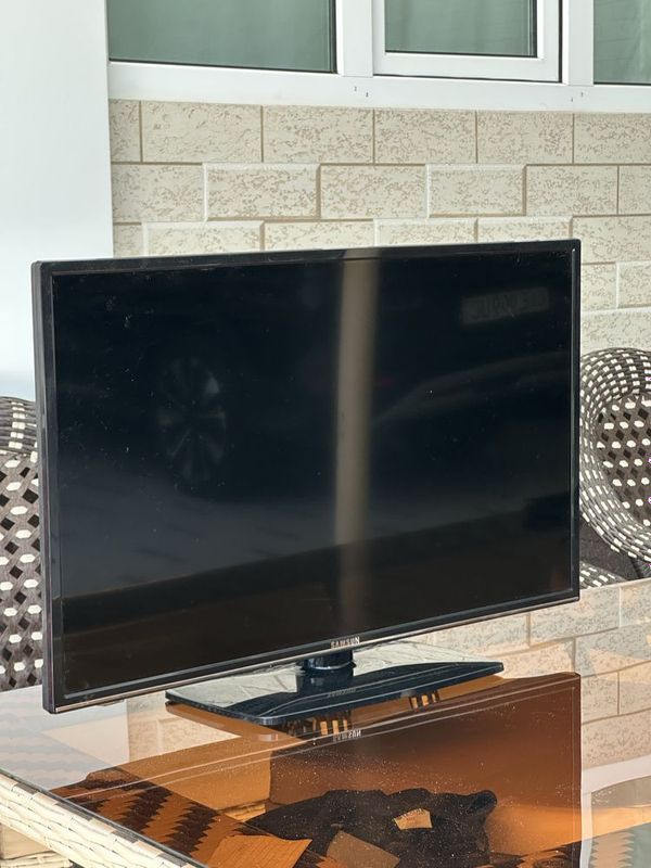 Samsung TV 32 с кронштейном Samsung TV 32 с кронштейном